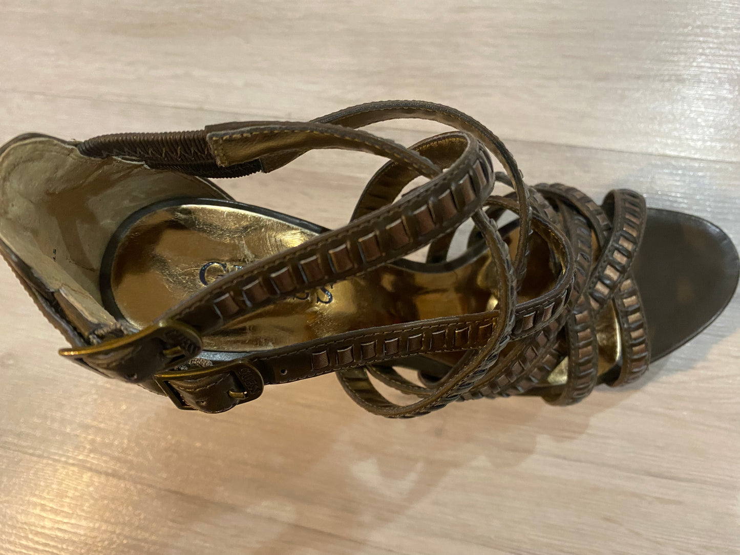 GUESS GREEN LEATHER STUDDED CRISS CROSS TAHIRAN SZ 5.5